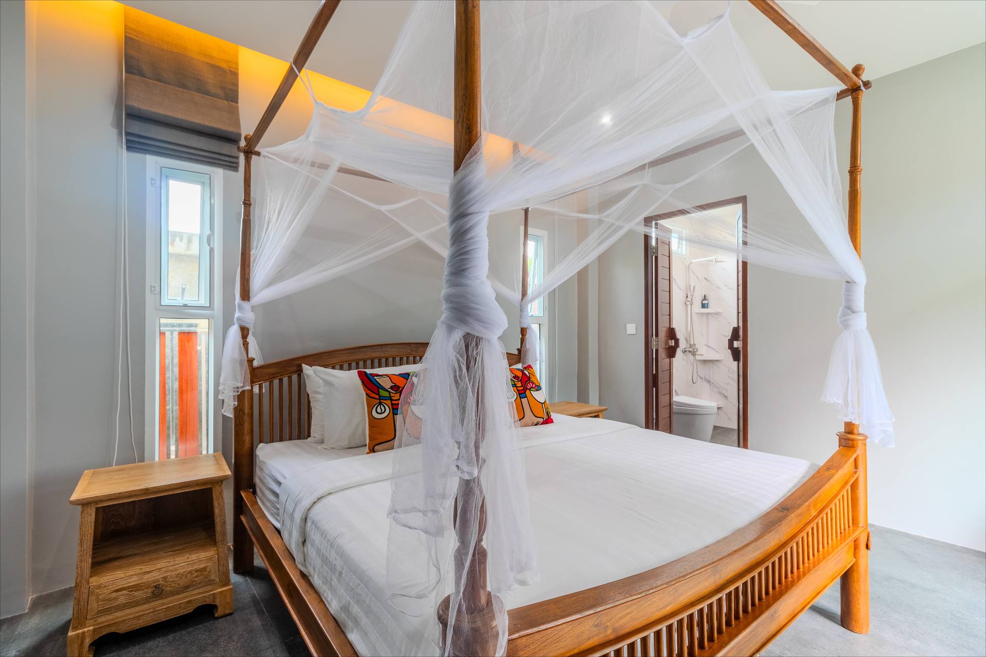 Cozy four-poster canopy bed with en-suite marble bathroom and ambient LED lighting
